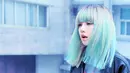 Sejak debut pada 2016, Lisa BLACKPINK memang beberapa kali berganti gaya rambut. Namun yang paling cetar adalah saat ia mewarnai rambutnya dengan warna biru dan silver. (Foto: koreaboo.com)