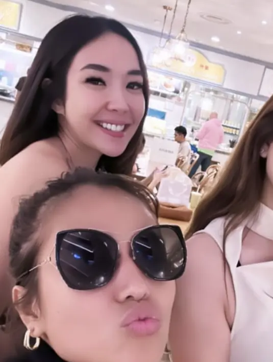 Bertemu Aura Kasih di Singapura, Gisel tampil dengan riasan flawless yang membiarkan rambutnya terurai