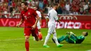 Striker Bayern Muenchen Robert Lewandowski melakukan selebrasi usai mencetak gol pada laga final  Audi Cup 2015, Allianz Arena , Munich , Jerman, Kamis (6/8/2015). Bayern Muenchen menang dengan skor 1-0. REUTERS/Michaela Rehle