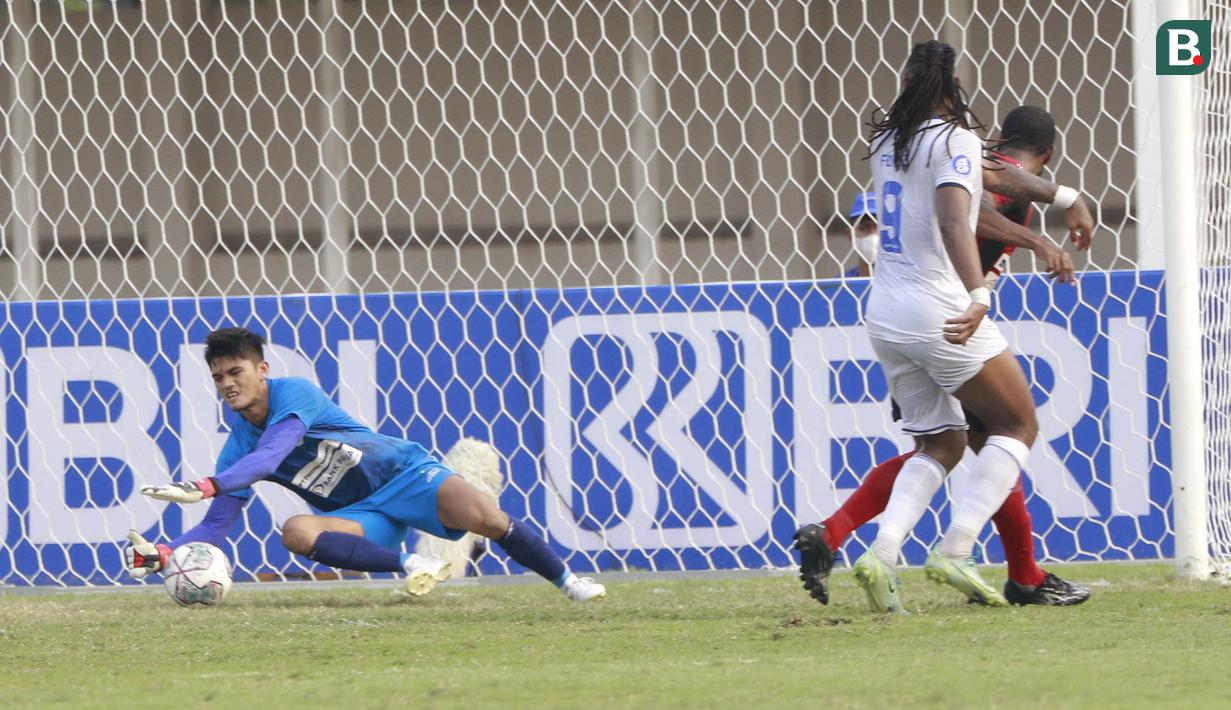 Fitrul Dwi Rustapa. Kiper berusia 26 tahun yang kini memasuki musim ke-4 bersama Persipura Jayapura ini mampu tampil heroik meski timnya berada di zona degradasi. Dari total 24 laga di BRI Liga 1, ia mampu menorehkan 4 kali clean sheet dan 76 saves, tertinggi di posisinya. (Bola.com/M Iqbal Ichsan)
