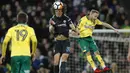 Bek Chelsea, David Luiz (tengah) menghalau bola dari pemain Norwich City, Alex Pritchard (kanan) pada laga Piala FA di Carrow Road, Norwich, (6/1/2018). Chelsea bermain imbang 0-0 dengan Norwich. (AFP/Adrian Dennis)