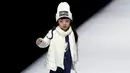 Seorang anak dengan lucunya berjalan diatas catwalk mengenakan busana kreasi dari Ting Zu pada China Fashion Week,  Cina , (27/3). Busana kreasi Ting Zu ini memang diperuntukkan oleh anak-anak. (REUTERS / Kim Kyung - Hoon)