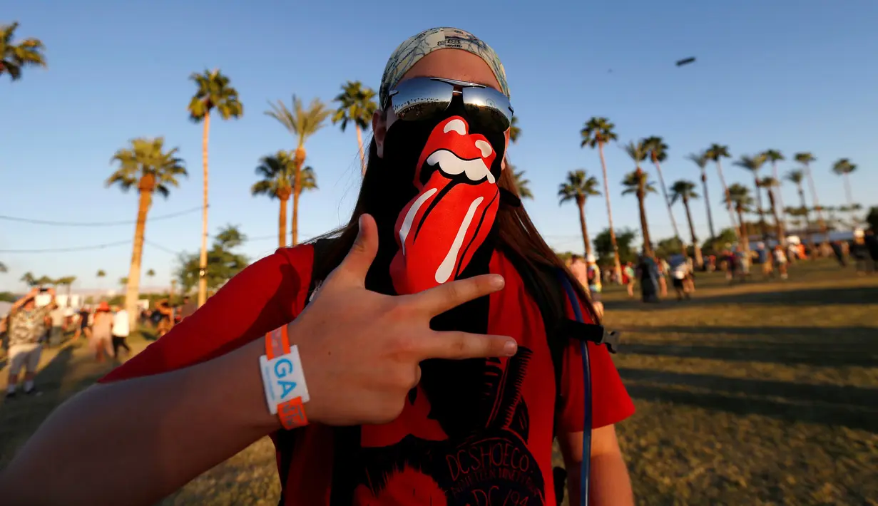 Seorang penggemar The Rolling Stones berfoto dengan menggunakan atribut band Rolling stones yang sangat ikonik, California, AS (8/10). Band legandaris ini menampilkan belasan lagu dalam Desert Trip 2016.(REUTERS/Mario Anzuoni)