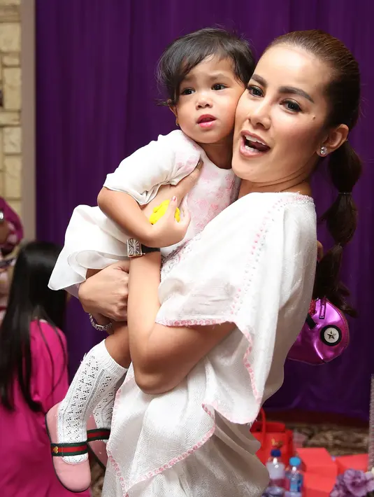 "Tiap bangun (tidur) cari hp, tiap hari udah di pegang sama dia. Tapi nggak ada apa-apa kok, mau dipegang tiap hari nggak apa-apa, santai," tutur Aufar Hutapea. (Bambang E. Ros/Bintang.com)