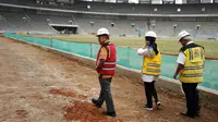 Wakil Presiden, Jusuf Kalla (kiri) melihatkondisi lintasan lari saatmeninjau proyek renovasi Stadion Gelora Bung Karno, Jakarta, Minggu (26/3).(Liputan6.com/HelmiFithriansyah)
