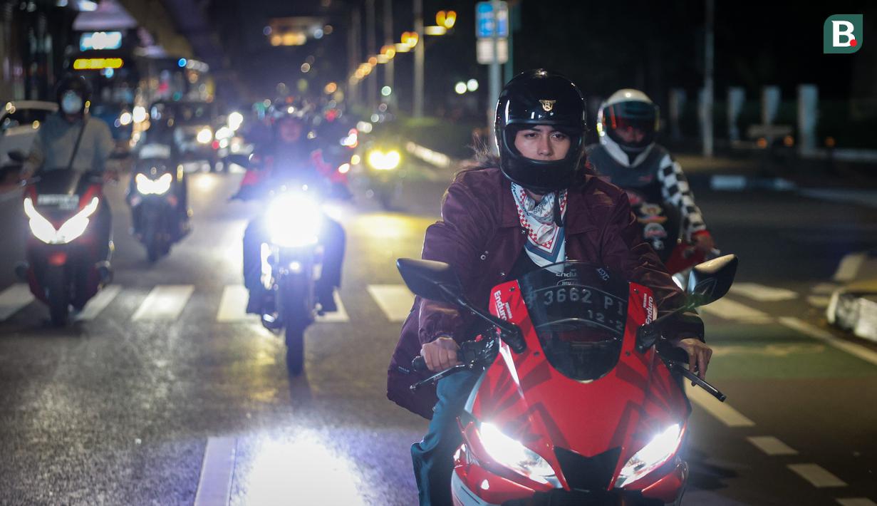 Selebritas Indonesia, Sintya Marisca memacu motornya saat mengikuti city riding bersama Pertamina Enduro di Jalan MH Thamrin, Jakarta, Minggu (26/11/2023). (Bola.com/Bagaskara Lazuardi)