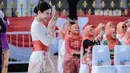 Hair stylist Niken pun menata rambut Angela dengan sanggul modern minimalis ditambah tusuk konde keemasan, dengan bagian rambut depan belah dua.  [Instagram/@angelatanoesoedibjo]