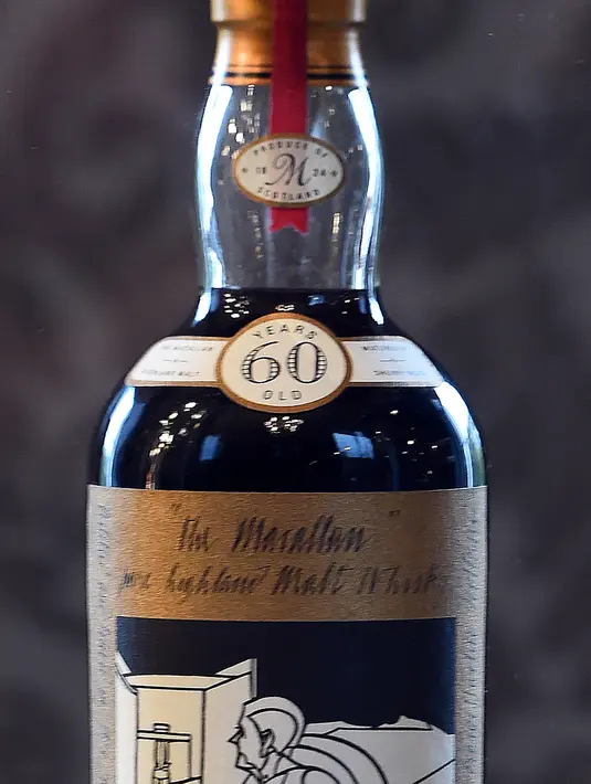 Botol wiski Macallan Valerio Adamai 1926 ditampilkan selama lelang di Edinburgh, Skotlandia, Rabu (3/10). Wiski ini telah tersimpan di dalam tong kayu selama 60 tahun sebelum kemudian dimasukkan dalam botol pada 1986. (AFP/Andy Buchanan)