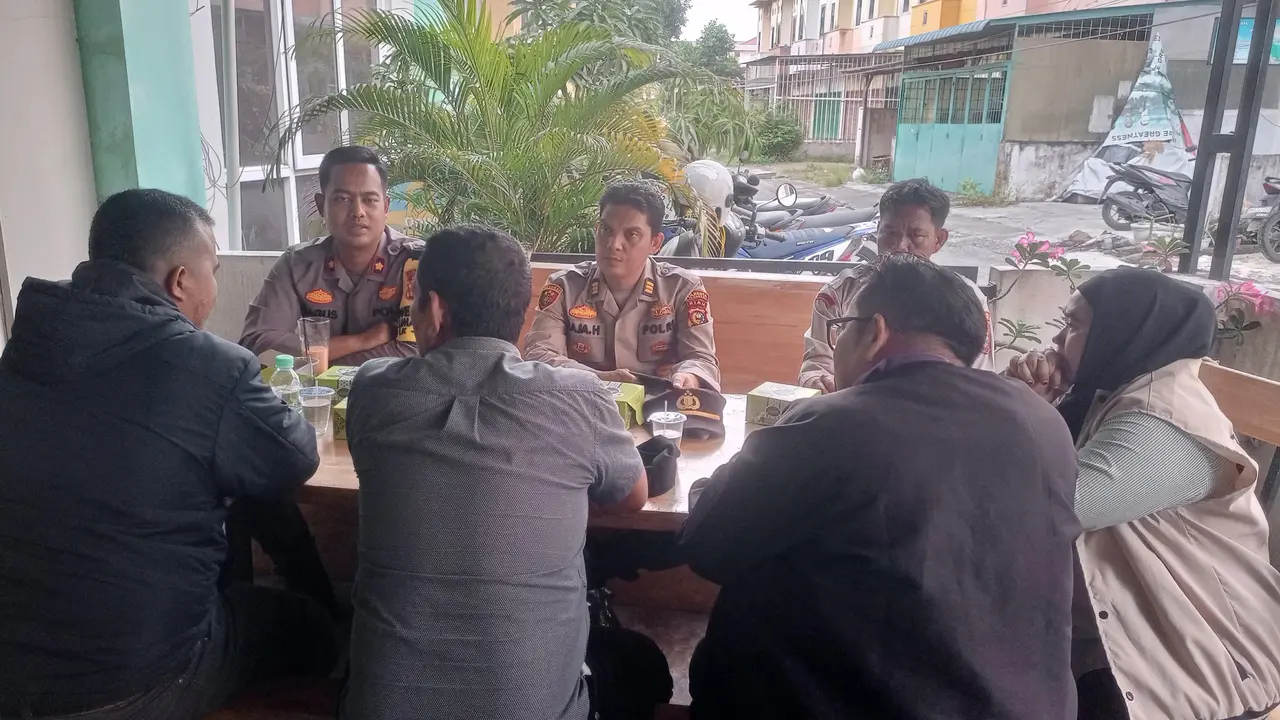 Kapolsek Limapuluh Kota berdiskusi dengan Panwascam untuk meningkatkan sinergitas mengawasi Pilkada.