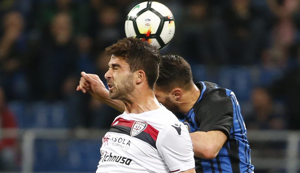 Duel pemain Inter Milan, Danilo D'Ambrosio (kanan) dan pemain Cagliari, Paolo Farago pada lanjutan Serie A di San Siro stadium, Milan, (17/4/2018). Inter menang 4-0. (AP/Antonio Calanni)