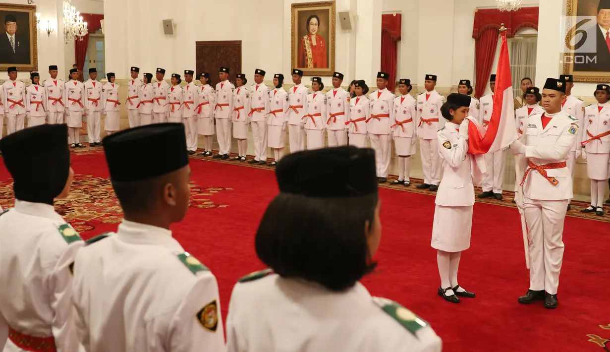 Paskibraka Nasional 2017 mencium bendera merah putih saat pengukuhan di Istana Negara, Jakarta, Selasa (15/8). Paskibra ini nantinya akan mengibarkan bendera merah putih pada upacara peringatan HUT RI-ke 72 di Istana Negara. (Liputan6.com/Angga Yuniar)