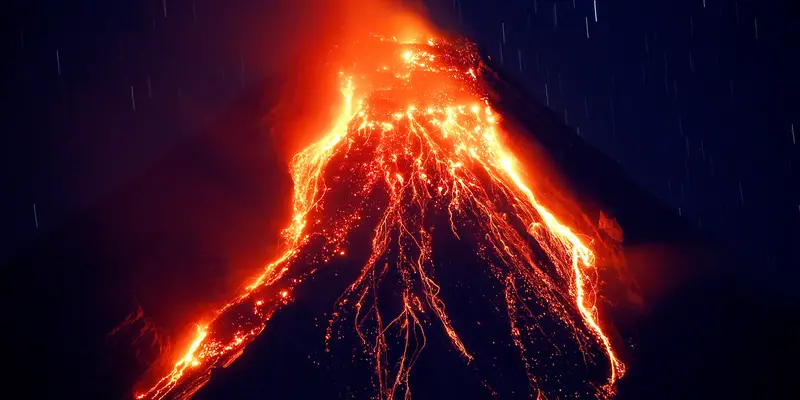 Pemandangan saat Lava Panas Menuruni Puncak Gunung Mayon Filipina