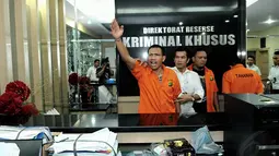 Admin twitter @TrioMacan2000, Raden Nuh dan Edi Saputra, berteriak-teriak sambil mengangkat tangan kanan saat digelar rilis di Mapolda Metro Jaya, Jakarta, Senin (3/11/2014). (Liputan6.com/Andrian M Tunay)