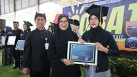 Bupati Banyuwangi Ipuk Fiestiandani mewisuda lulusan Sobat angkatan pertama, di GOR Tawangalun, Banyuwangi, Kamis (5/9/2024).