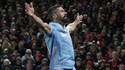 Striker Stoke, Jonathan Walters, merayakan gol yang dicetaknya ke gawang Liverpool. The Reds sempat dikagetkan oleh gol Walters yang terjadi pada menit ke-12 memanfaatkan umpan Erik Pieters. (Reuters/Carl Recine)
