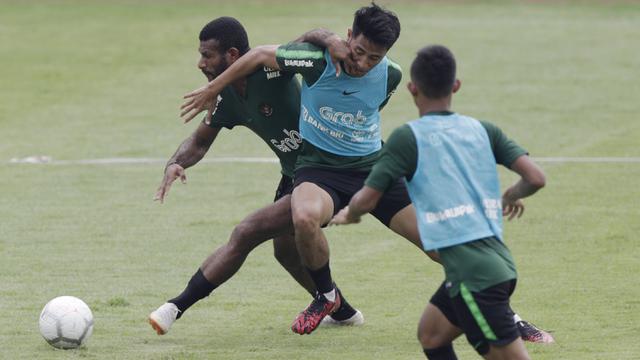 Pemain Timnas Indonesia U-22, Marinus Wanewar, berebut bola dengan Hanif Sjahbandi. (Bola.com/Yoppy Renato)