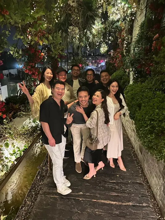 Perayaan yang manis nan sederhana ini lengkap dengan kehadiran sang buah hati yang tampil gemas dengan bandana. [Foto: Instagram/jscmila]