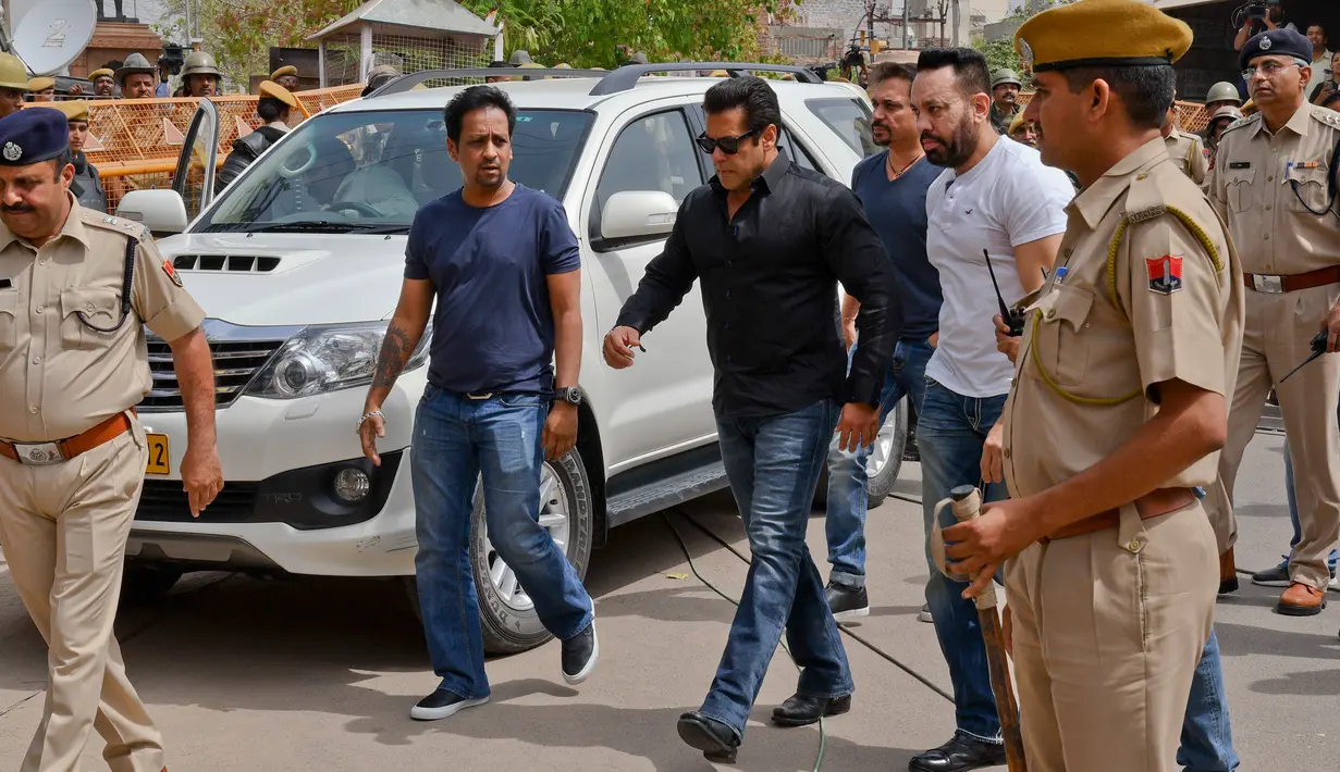 Pihak Salman Khan mengaku menghormati keputusan pengadilan wilayah Jodhpur, walaupun putusan itu sendri sangat memberatkan sang aktor. (AP/Sunil Verma)