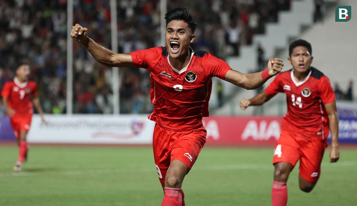 <p>Selebrasi striker Timnas Indonesia U-22, Ramadhan Sananta setelah mencetak gol pertama ke gawang Thailand pada laga final cabor sepak bola SEA Games 2023 di National Olympic Stadium, Phnom Penh, Kamboja, Selasa (16/5/2023). (Bola.com/Abdul Aziz)</p>