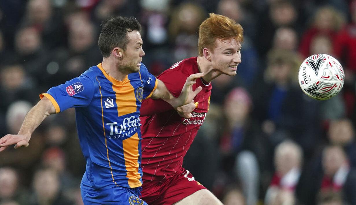 Pemain Liverpool, Sepp van den Berg, berebut bola dengan pemain Shrewsbury Town, Shaun Whalley, pada laga Piala FA di Stadion Anfield pada Rabu (5/2/2020). Pasukan muda Liverpool menang tipis 1-0 atas Shrewsbury Town. (AP/Jon Super)