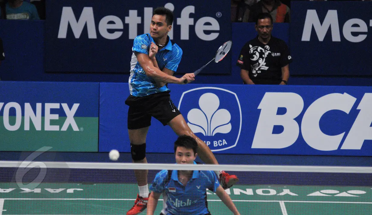 Tontowi Ahmad dan Liliyana Natsir melaju ke semifinal Indonesia Open Superseries Premier 2015, Jakarta, Jumat (5/6/2015). Tontowi/ Liliyana menang atas ganda Tiongkok Liu Cheng/ Bao Yixin dengan skor 2-0 (21-15 dan 21-18). (Liputan6.com/Herman Zakharia)