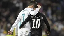 Dua bintang sepak bola, Cristiano Ronaldo (Real Madrid/kiri) dan Neymar (PSG/kanan), saat menuju ruang ganti pemain pada saat jeda leg pertama babak 16 besar Liga Champions di Santiago Bernabeu, Madrid, Rabu (14/2/2018). (AFP/Gabriel Bouys)