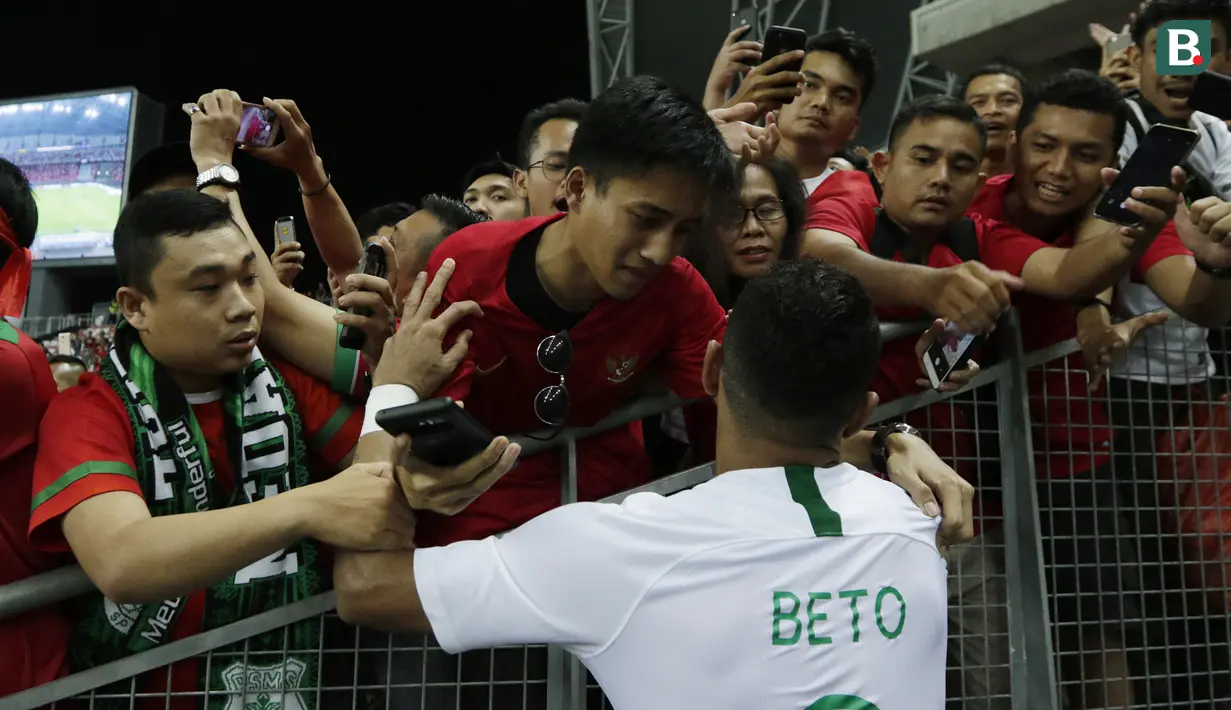 Seorang suporter menyapa striker Timnas Indonesia, Beto Goncalves, usai dikalahkan Singapura pada laga Piala AFF di Stadion Nasional, Singapura, Jumat (9/11). Singapura menang 1-0 atas Indonesia. (Bola.com/M. Iqbal Ichsan)