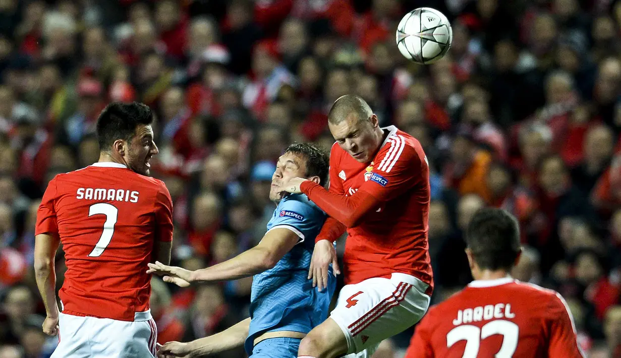 Benfica, Victor Lindelof (2kanan) menyundul bola bersama pemain Zenit, Artem Dzyuba (2kiri) pada leg pertama 16 besar Liga Champions di Estadio do Sport Lisboa, Rabu (17/2/2016) dini hari WIB. (AFP / Patricia De Melo Moreira)