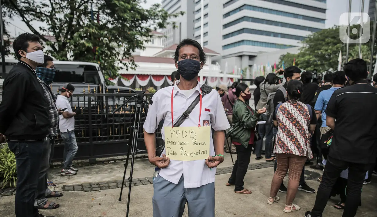 Orang tua siswa menggelar aksi didepan gedung Balaikota, Jakarta, Selasa (23/6/2020). Mereka menuntut Gubernur DKI Jakarta Anies Baswedan menghapus prioritas usia dalam aturan Penerimaan Peserta Didik Baru (PPDB) DKI Jakarta. (Liputan6.com/Faizal Fanani)