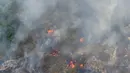 Pemandangan lahan yang terbakar dari atas helikopter di Pelalawan, Provinsi Riau, Kamis (17/9/2015). Asap dari kebakaran hutan ini mengakibatkan aktivitas warga Riau dan sekitarnya terganggu (AFP Photo/Adek Berry)