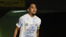 Reva Adi Utama saat PSIM Yogyakarta bertanding melawan Persebaya Surabaya pada BRI Super League 2025/2026 di Stadion Gelora Bung Tomo, Surabaya,&nbsp;Jumat (8/8/2025). (Bola.com/Abdul Aziz)