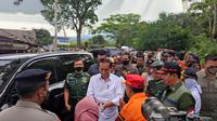 Presiden Jokowi tiba disalah satu lokasi pengungsian warga korban terdampak gempa Cianjur. (Liputan6.com/Achmad Sudarno)