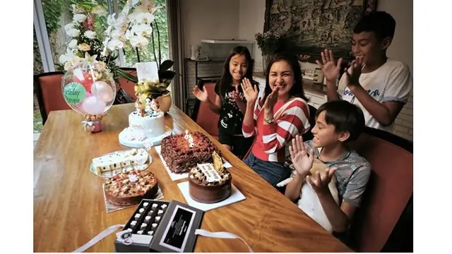 Meski sederhana, momen kejutan ulang tahun Donna berlangsung penuh kebahagiaan.