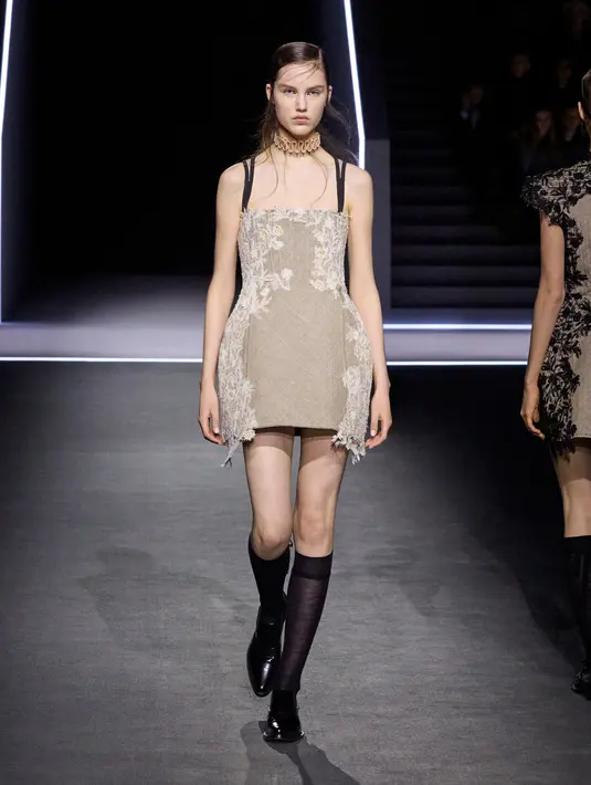 <p>Maria Grazia Chiuri kembali menghadirkan koleksi ready-to-wear untuk musim gugur-dingin 2025-2026 Dior dengan sentuhan transformasi. [Dok/Dior],</p>