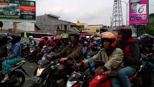 Ribuan motor melaju dengan kecepatan tinggi di Pantura, tepatnya di Kanggraksan, Kota Cirebon, Jawa Barat.