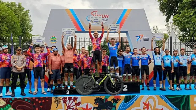 Sejumlah pebalap yang ditahbiskan juara dalam Sukun Tour de Muria 2024 naik podium kehormatan. (Liputan6.com/Arief Pramono)
