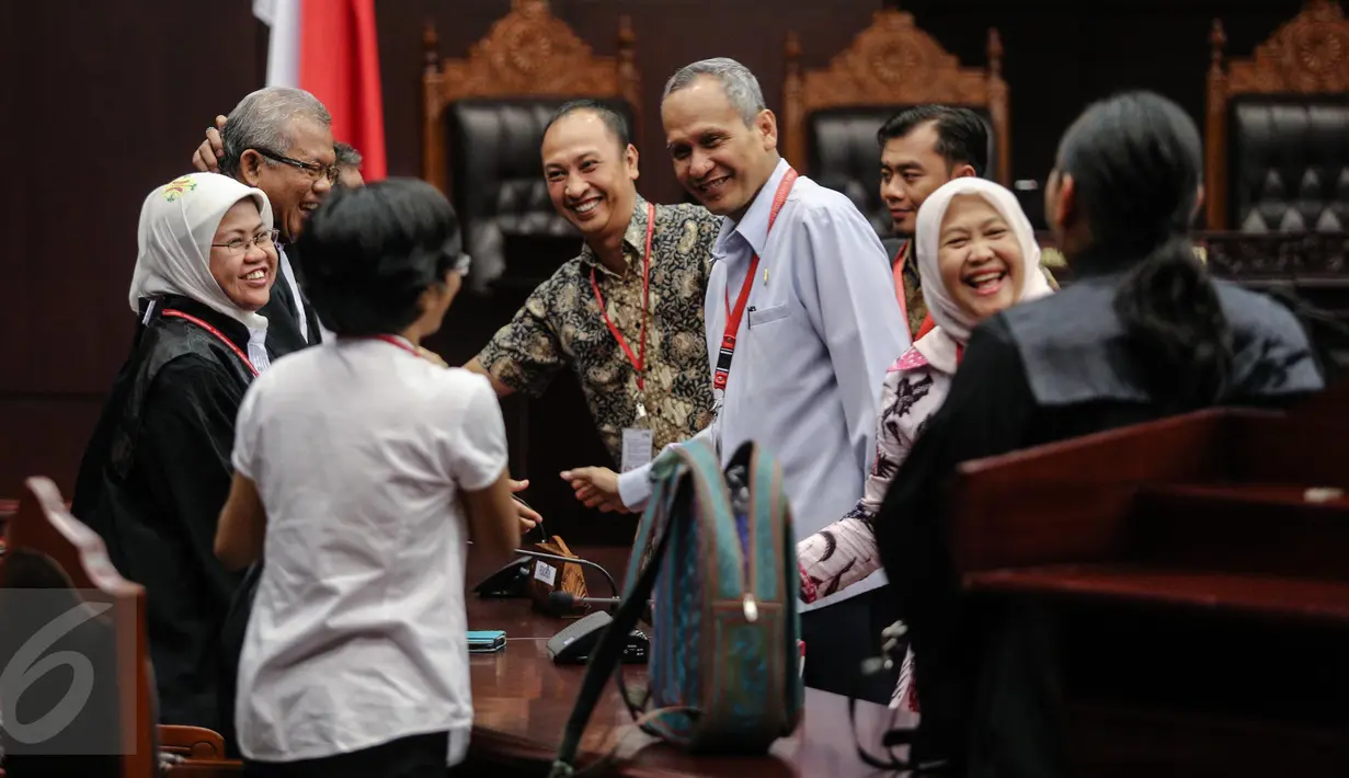 Biro Hukum KPK, Rasamala Aritonang (batik hitam) seusai mengikuti sidang Uji Materi UU KPK di Gedung MK, Jakarta, Selasa (30/6). Sidang tersebut menghadirkan perwakilan Biro Hukum KPK guna menguji materi UU No.30 Tahun 2002. (Liputan6.com/Faizal Fanani)