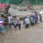 Petugas SAR Brimob membantu melakukan evakuasi warga terdampak longsor di Kabupaten Kuningan Jawa Barat. (Dok Brimob Jawa Barat / Panji Prayitno)