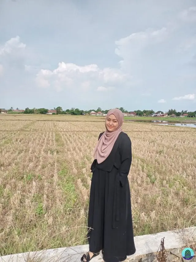 Wanita Ini Minta Fotonya Diedit Netizen Agar Estetik, 8 Hasilnya Bikin Geleng Kepala