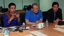 Pimpinan pengurus PSSI Hinca Panjaitan, La Nyalla Matalitti, dan Erwin Dwi Budiawan (kiri ke kanan) menjawab memberikan sejumlah pernyataan usai rapatExco di kantor PSSI di Jakarta, Senin (3/8/2015).(Liputan6.com/Helmi Fithriansyah) 