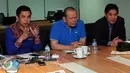 Pimpinan pengurus PSSI Hinca Panjaitan, La Nyalla Matalitti, dan Erwin Dwi Budiawan (kiri ke kanan) menjawab memberikan sejumlah pernyataan usai rapatExco di kantor PSSI di Jakarta, Senin (3/8/2015).(Liputan6.com/Helmi Fithriansyah) 
