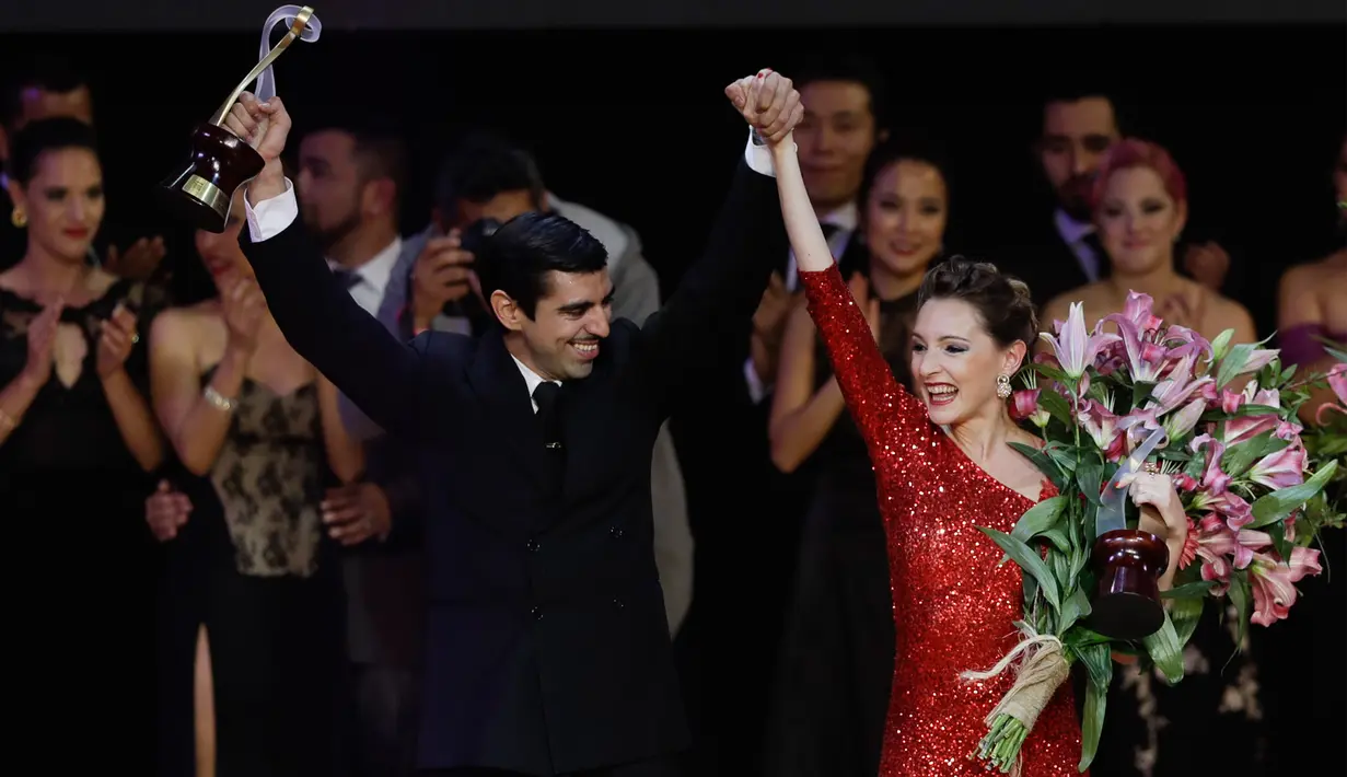 Ekspresi Ballejo dan Magdalena Gutierrez saat meraih juara dalam kategori tradisional di Festival Buenos Aires, Argentina, Selasa (22/8). Festival tango berakhir pada 23 Agustus 2017. (Natacha Pisarenko/AP)