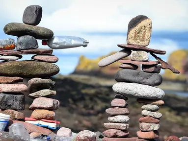 Salah satu wujud batu bertumpuk atau rock balancing dalam European Stone Stacking Championships 2018 di Dunbar, Skotlandia, Minggu (22/4). Kejuaraan batu bertumpuk ini merupakan yang terbesar di Eropa. (ANDY BUCHANAN/AFP)