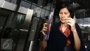 Ekspresi Sallyawati Rahardja usai diperiksa KPK, Jakarta, Rabu (8/2). Sallyawati diperiksa sebagai saksi kasus suap dengan tersangka eks Dirut PT Garuda Indonesia Emirsyah Satar. (Liputan6.com/Helmi Afandi)