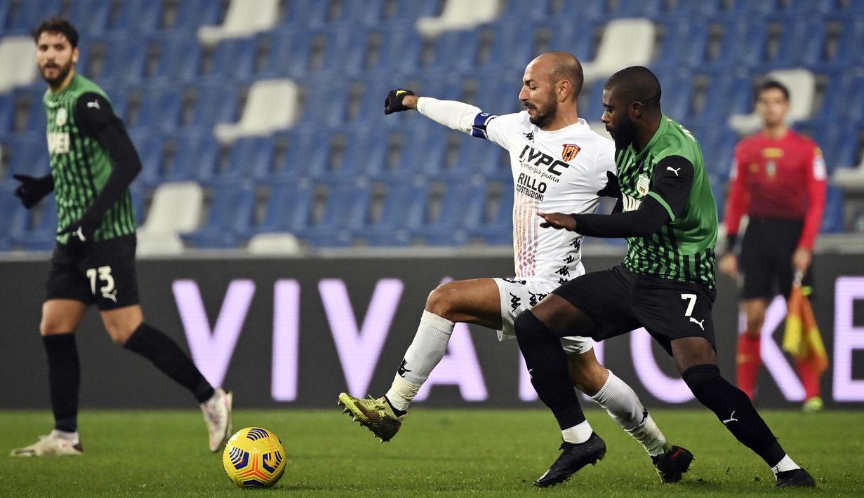 Gelandang Benevento, Pasquale Schiattarella (kiri), berebut bola dengan gelandang Sassuolo, Jeremie Boga, dalam laga lanjutan Liga Italia Serie A 2020/21 pekan ke-11 di Mapei Stadium, Jumat (11/12/2020). Benevento kalah 0-1 dari Sassuolo. (LaPresse via AP/Massimo Paolone)