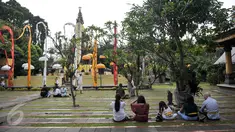 Umat Hindu melaksanakan sembahyang di Pura Aditya, Rawamangun, Jakarta, Sa tu (25/3). Jelang Hari Raya Nyepi, umat Hindu membuat sesajen yang akan digunakan saat sembahyang nanti. (Liputan6.com/Yoppy Renato)