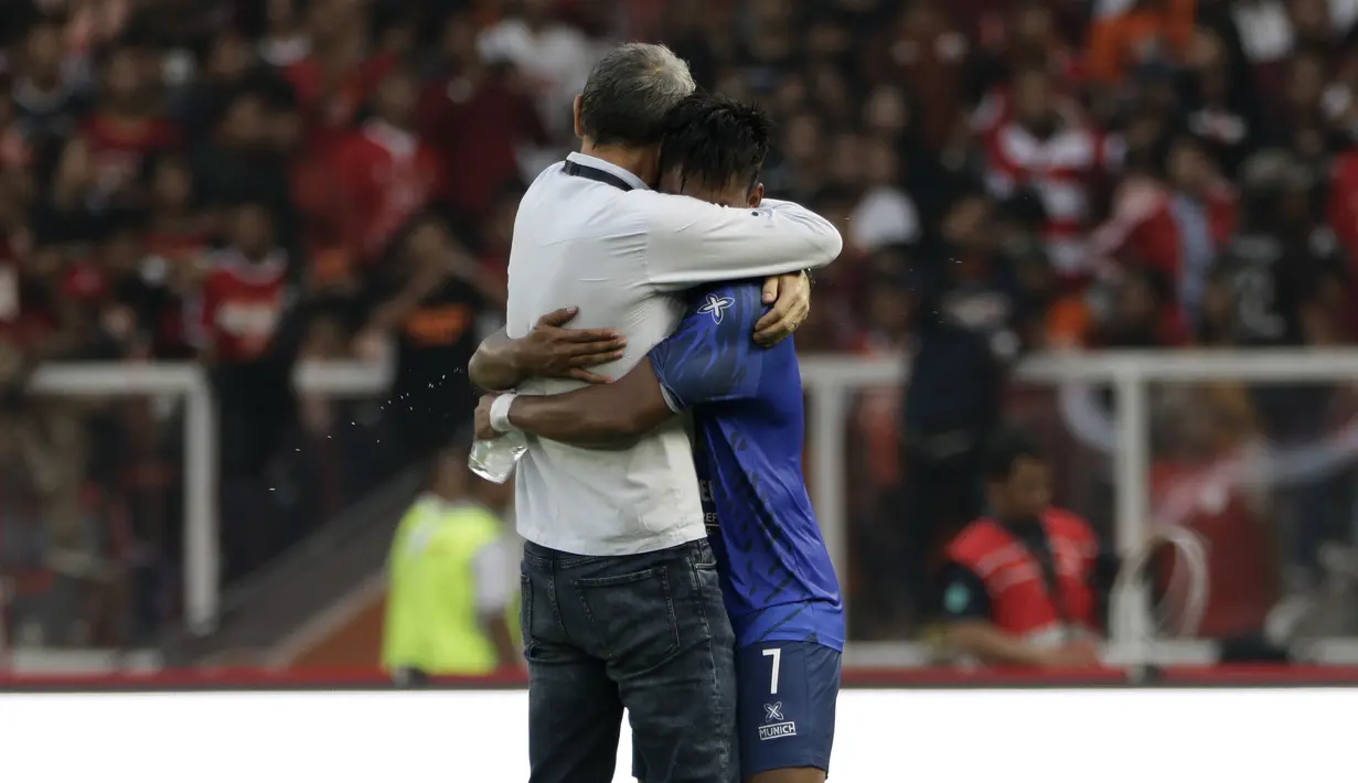 Pelatih Arema FC, Milomir Seslija memeluk Nur Hardianto usai melawan Persija Jakarta pada laga Shopee Liga 1 di SUGBK, Jakarta, Sabtu (3/8). Persija bermain imbang 2-2 atas Arema. (Bola.com/Yoppy Renato)