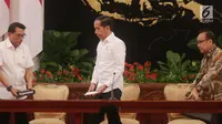 Presiden Joko Widodo didampingi Kepala Staf Kepresiden Moeldoko dan Mensesneg Pratikno usai menyampaikan keterangan terkait revisi UU KPK di Istana Negara, Jakarta, Jumat (13/9/2019). (Liputan6.com/HO/Kurniawan)