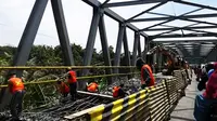 Petugas memperbaiki Jembatan Sembayat di Kabupaten Gresik, Jawa Timur. (Twitter.com)