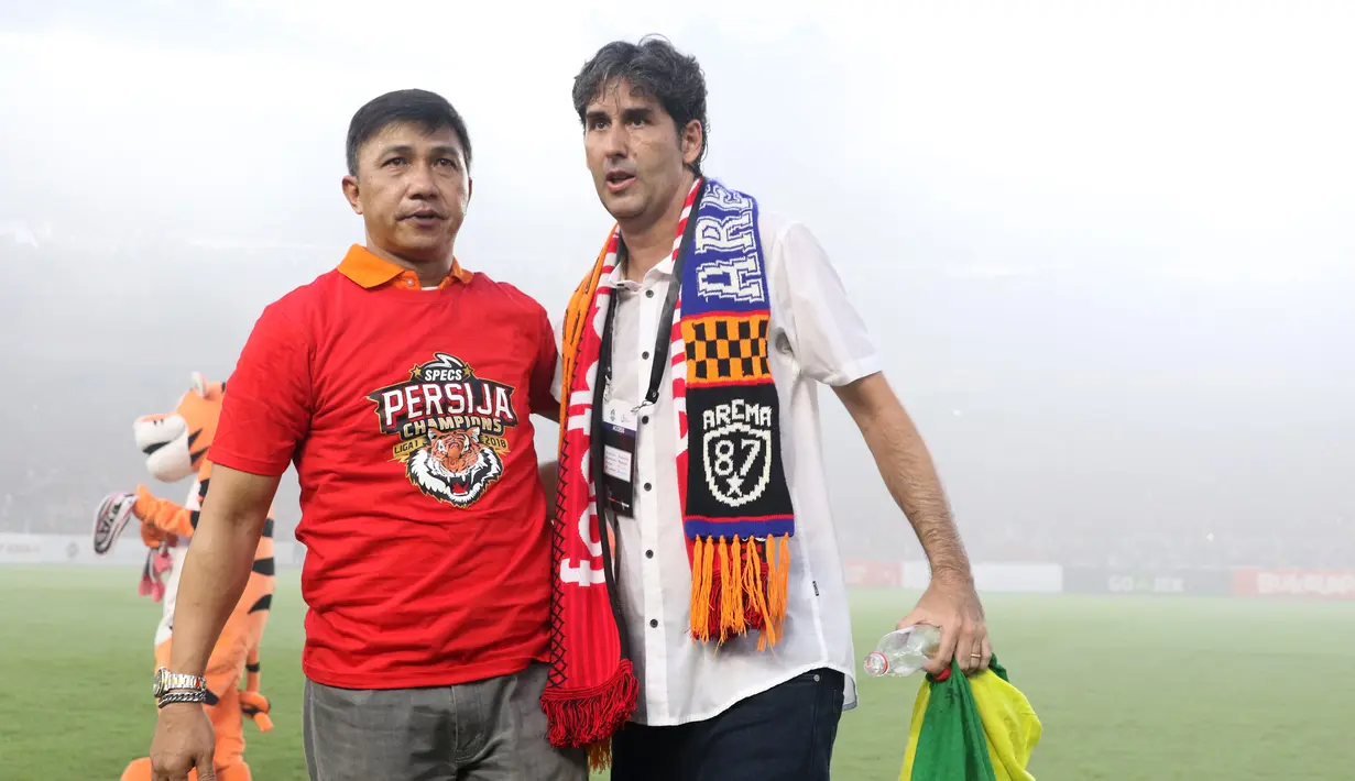 Pelatih Persija, Stefano Cugurra bersama Manajer tim Ardhi Tjahjoko saat perayaan gelar juara Go-Jek Liga 1 Indonesia 2018 bersama Bukalapak di Stadion GBK, Jakarta, Minggu (9/12). Persija meraih juara dengan 62 poin. (Liputan6.com/Helmi Fithriansyah)